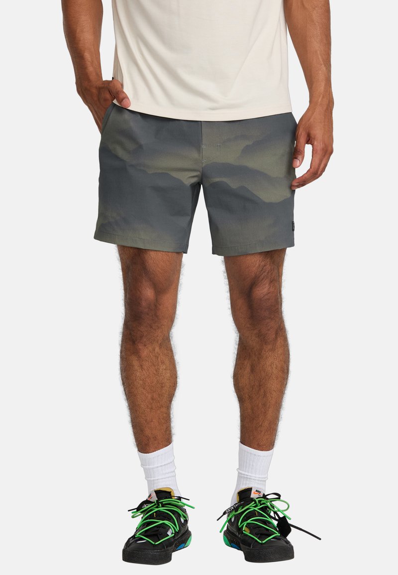 Graue Badehose mit einem dezenten Bergmuster, aus leichtem Material gefertigt, mit einem taillierten Design und einem kleinen Markenschild an der Seite.