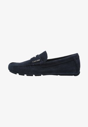 Mocassin pour homme en daim bleu marine avec semelle en caoutchouc, couture sur le bout mocassin et logo Calvin Klein sur la bride.