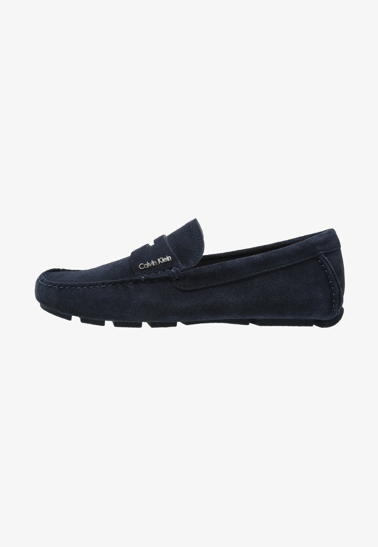 Mocassin pour homme en daim bleu marine avec semelle en caoutchouc, couture sur le bout mocassin et logo Calvin Klein sur la bride.