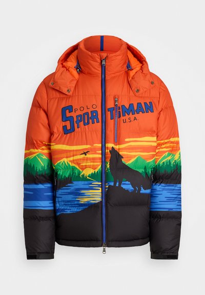 Oranger Puffer-Jacke mit Grafiken von Bergen und Wölfen, schwarzem unteren Abschnitt, Reißverschluss, Kapuze und blauen Akzenten am Kragen und Logo.