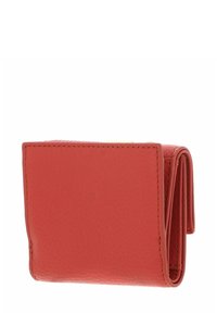 Porte-monnaie en cuir rouge avec une surface texturée, de forme rectangulaire et un design compact plié. Doté d'accents métalliques minimalistes.
