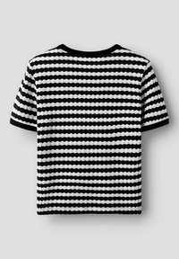Top de manga corta a rayas blancas y negras con un escote redondo, que presenta un patrón de punto texturizado y un ribete negro sólido en las mangas.