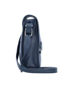 Marineblaue Ledertasche mit strukturiertem Oberflächenfinish, verstellbarem Tragegurt und silberfarbenen Beschlägen. Schlanke, rechteckige Form mit leichtem Glanz.