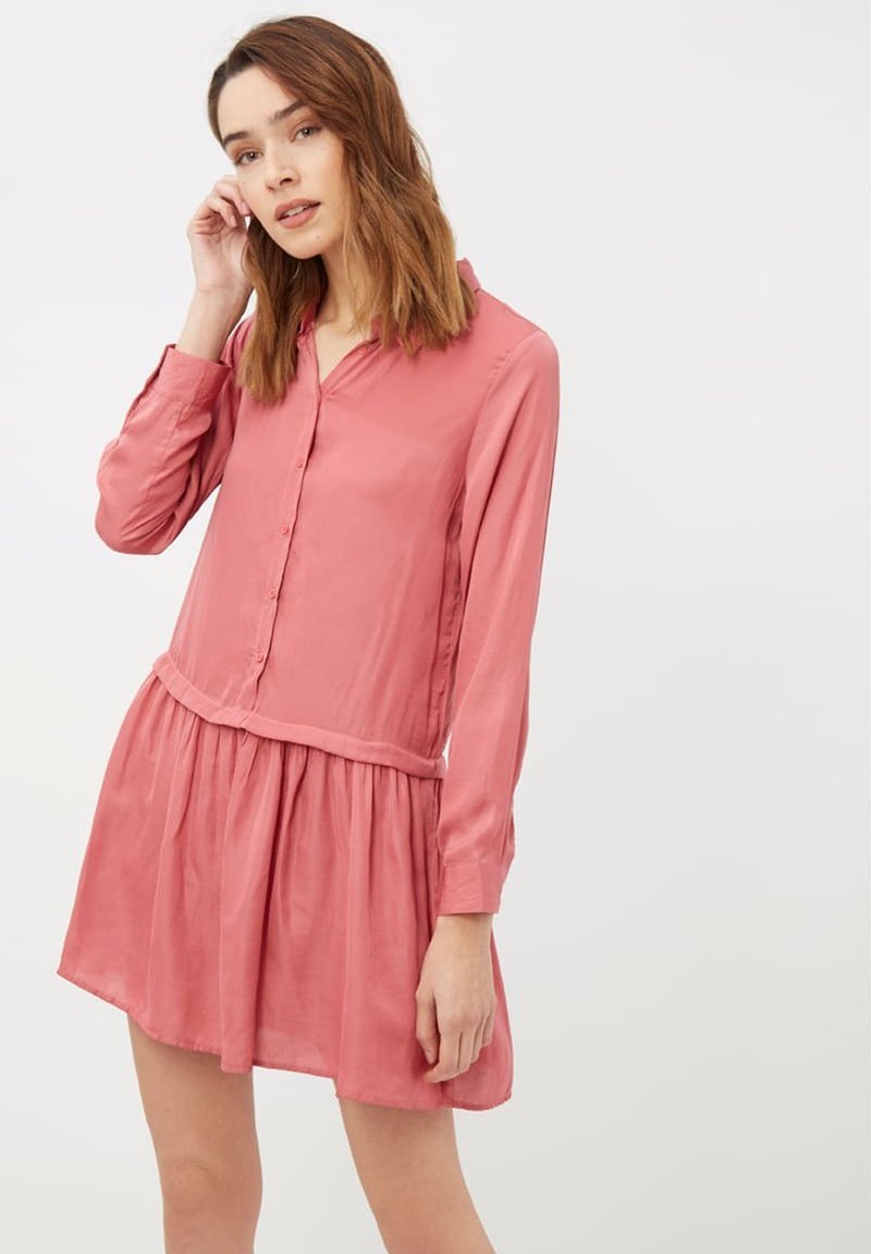 Vestido rosa de manga larga con frente abotonado, cuello y cintura fruncida, que cuenta con una falda acampanada y una textura suave.