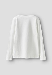 Langärmliges weißes T-Shirt aus weicher Baumwolle mit Rundhalsausschnitt und geradem Saum. Glatte Textur; minimalistisches Design; keine sichtbaren Muster oder Grafiken.