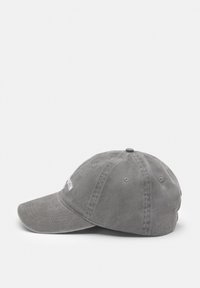 Casquette en coton gris avec une visière incurvée, six panneaux et un détail brodé à l'avant. Comprend des trous de ventilation et une sangle ajustable.