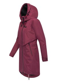 Bordowa wodoodporna kurtka z kapturem, z zamkiem błyskawicznym na przodzie i kieszeniami bocznymi. Posiada regulowane sznureczki oraz zatrzaski na mankietach.