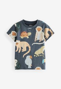 Børns mørkegrå kortærmet skjorte med farverige tegneserie dyretryk, herunder aber, en skildpadde, en fugl og en iguan.