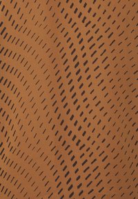 Tissu marron présentant un motif ondulé de lignes noires allongées, créant une apparence texturée avec des orientations et des espacements alternés.