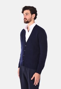 Cardigan blu navy realizzato in tessuto morbido, con scollo a V, cinque bottoni sulla parte anteriore e polsini e orlo a coste.