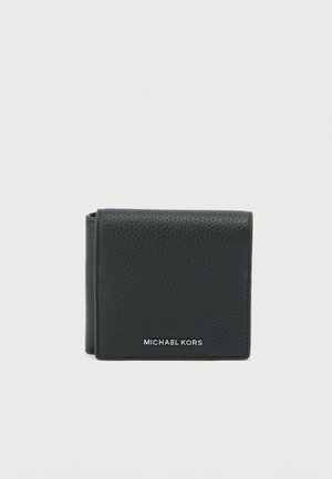 Carteira preta em couro com superfície texturizada, apresentando um design bifold e o logótipo "MICHAEL KORS" em relevo na parte inferior da frente.