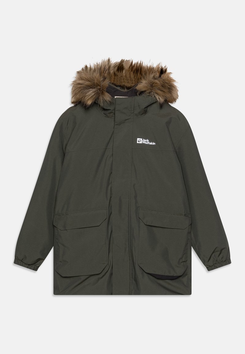 Parka verde măsliniu cu glugă din blană artificială maro, detasabilă, închidere cu fermoar, două buzunare frontale și logo pe pieptul stâng. Textură netedă.