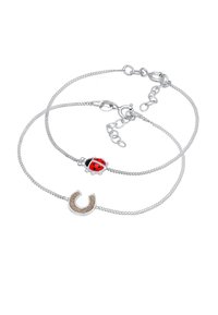 Silver multi-strängsarmband med en charm i röd emalj i form av en nyckelpiga och en hästsko charm med guldaccenter och klara stenar.