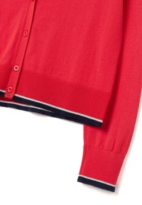 Roter Cardigan aus weichem Strickstoff, mit einer durchgehenden Knopfleiste, gerippten Bündchen und einem gestreiften Saum in Marineblau und Weiß.