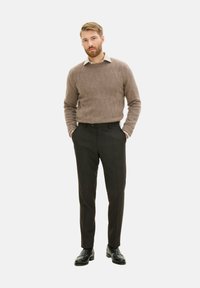 Oscar Jacobson ASTON ROUNDNECK - Strickpullover - walnut beige