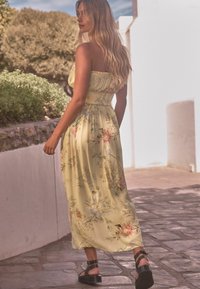Next REGULAR FIT - Dienas kleita - yellow floral