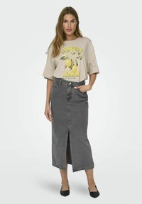 ONLY MITTLERE TAILLE MIDI - Falda vaquera - medium grey denim