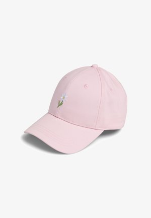 Lichtroze baseballpet met een kleine witte madeliefjesbloem geborduurd op het voorpaneel, een gebogen klep en gestikte ventilatiegaten.
