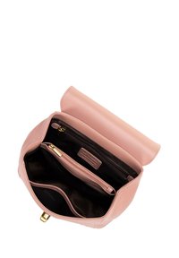 Sac �à main en cuir rose avec un rabat, comprenant une poche zippée intérieure et deux compartiments. Des accents en métal doré sont présents.