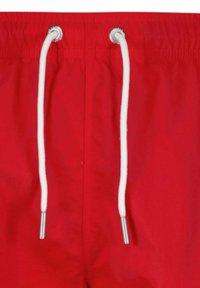 Rode zwemshorts met een gladde textuur, elastische tailleband en witte trekkoorden met zilveren metalen uiteinden.