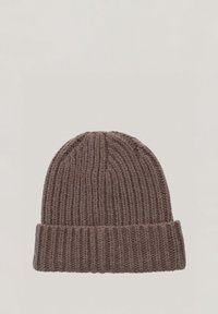 Brązowa dziana czapka z miękkim splotem i podwiniętym mankietem. Materiał wydaje się miękki i ciepły, idealny na zimne dni.