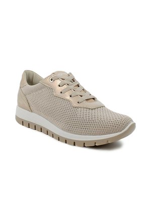Sneaker casual beige in tessuto mesh, chiusura frontale con lacci, suola imbottita e suola esterna in gomma progettate per comfort e traspirabilità.