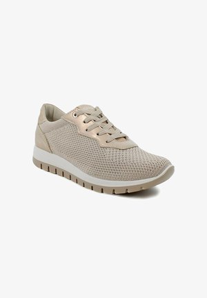 Sneaker casual beige in tessuto mesh, chiusura frontale con lacci, suola imbottita e suola esterna in gomma progettate per comfort e traspirabilità.