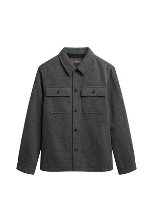 Chaqueta de espiga gris hecha de tela texturizada, con cuello de solapa, dos bolsillos en el pecho y cierre frontal de botones.