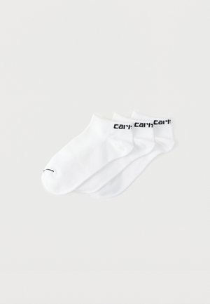 Tres pares de calcetines blancos de algodón con puño acanalado, que presentan un logo de texto negro "can't" en la parte superior como marca.