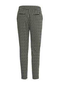 Slim fit nohavice s čierno-bielym károvaným vzorom a dvoma zadnými páskmi na bielom pozadí.