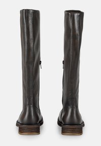 Botas de cuero marrón oscuro hasta la rodilla con un acabado texturizado, cremalleras laterales y tacones de madera apilados. Diseño clásico con acentos suaves.