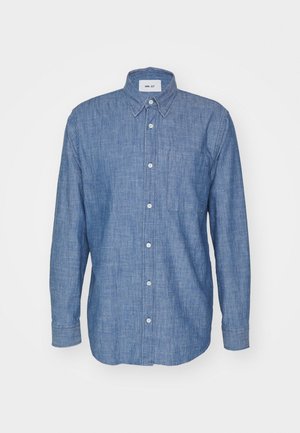 Sininen chambray pitkähihainen paita, jossa on napillinen kaulus, rintatasku ja edessä nappikiinnitys. Pehmeä tekstiili ja rento malli.