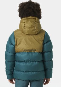Pufová bunda s tyrkysovým tělem a olivově zelenou horní částí, s kapucí, horizontálním prošíváním a logem "HELLY HANSEN" na zadní straně.