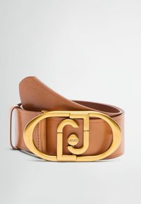 Brun læderbælte med en guldtonet metalspænde, der har et logodesign. Glat tekstur, bred rem og rektangulær form.