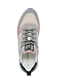 Leichter Sneaker mit einer Farbgebung in Grau, Pink und Beige. Verfügt über strukturierte Materialien, einen schwarzen Fersenakzent und kontrastierende Schnürsenkel.