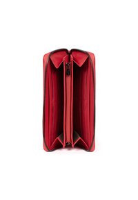Portafoglio in pelle rossa con chiusura a zip, dotato di più scomparti per carte e compartimenti, texture liscia e zip nera a contrasto.