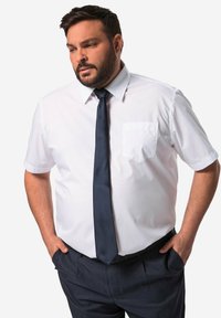 Camisa blanca de manga corta con un bolsillo en el pecho y una corbata azul, combinada con pantalones oscuros, que muestra un diseño clásico y elegante.