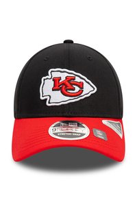 Cappello nero con visiera rossa. Presenta un logo ricamato dei Kansas City Chiefs in bianco e rosso. Include le etichette New Era 9FORTY.