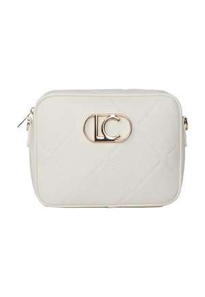 Sac à main matelassé blanc en cuir texturé. Présente une boucle de logo doré proéminente à l'avant et une fermeture éclair. Forme rectangulaire.