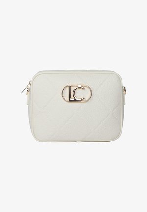 Valkoinen pehmeä laukku, joka on valmistettu teksturoidusta nahasta. Etupuolella on korostettu kultainen logo-lukitus ja vetoketjukiinnitys. Suorakulmainen muoto.