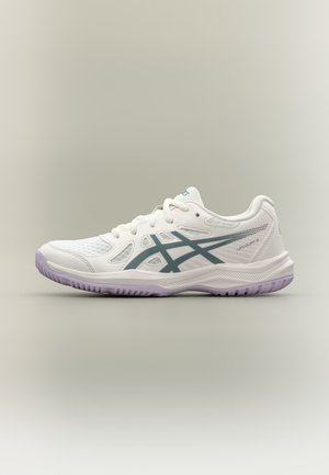 Scarpa da atletica bianca con suola viola chiaro e strisce del logo verde petrolio scuro sul lato, progettata per sport da campo, mostrata dal lato sinistro.