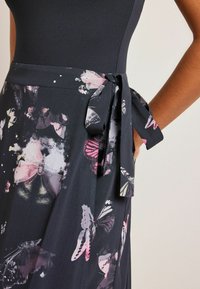 Next ASYMMETRIC HEM - REGULAR FIT - Susiaučiamas sijonas - black print