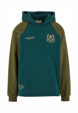Mikina s kapucí v modrozelené barvě s rukávy v olivově zelené barvě. Obsahuje zlatě vyšívané logo a text na hrudi a spodní části.