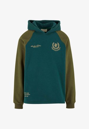 Hanorac cu glugă, cu corp teal și mâneci raglan de culoare verde măsliniu. Dispune de un logo și text brodat cu fir auriu pe piept și la baza hanoracului.