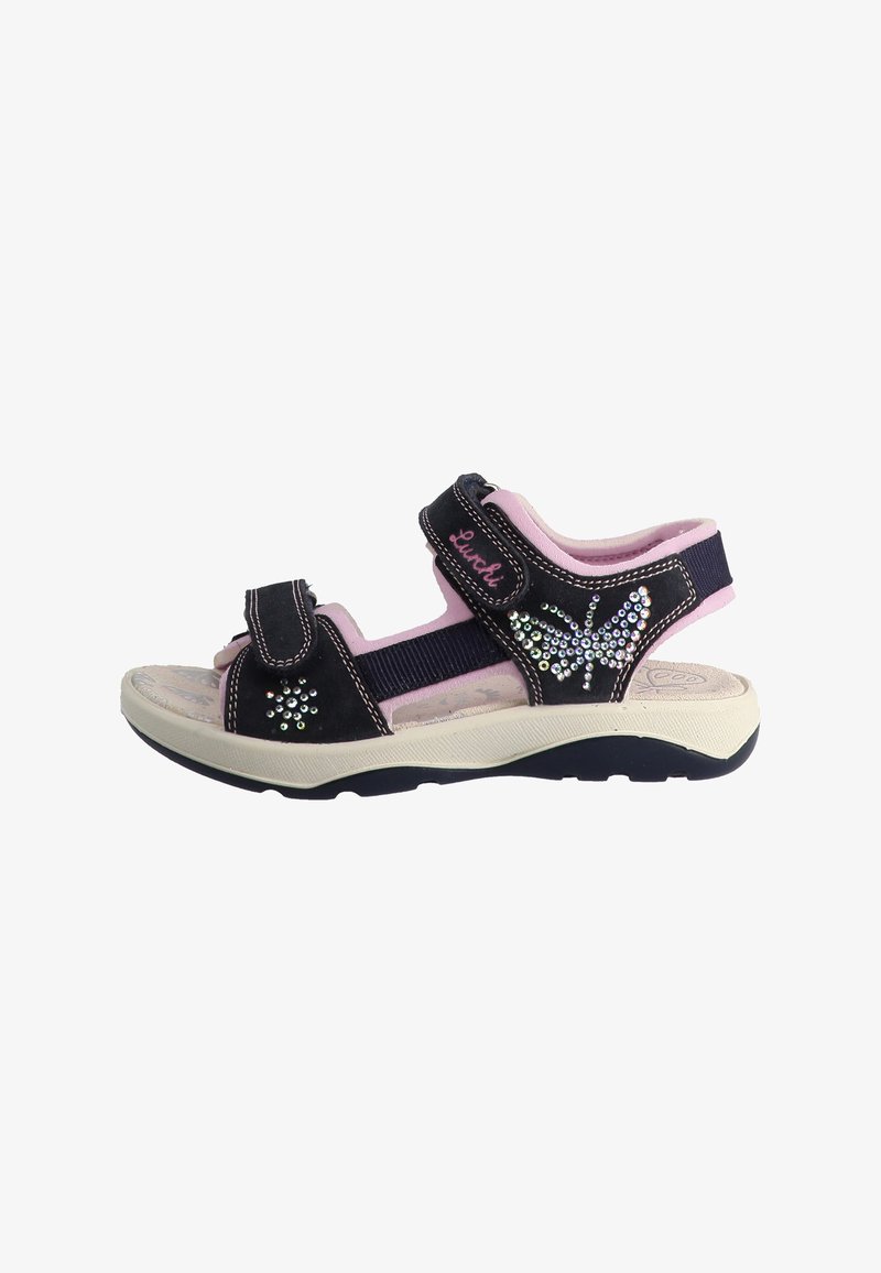 Sort og pink sandal med justerbare stropper, krystalaccenter og en polstret sål. Designet har et sommerfuglemotiv og teksturerede materialer.