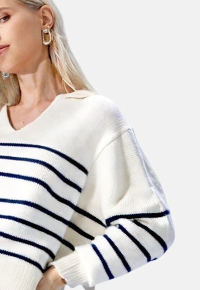 Maglione bianco con strisce orizzontali blu, scollatura a V, tessuto morbido e texturizzato, vestibilità oversize e polsini a costine.