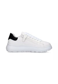 Sneaker bianca con una parte superiore in pelle liscia, accentatura nera testurizzata sul tallone, chiusura tradizionale con lacci e suola in gomma bianca spessa.
