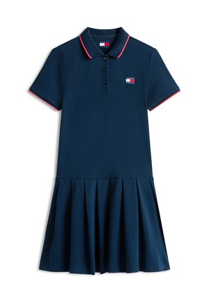 Vestido polo azul marino con mangas cortas, ribete rosa en el cuello y puños, falda plisada y pequeño logo de Tommy Jeans en el pecho.