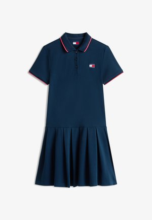 Vestido polo azul marino con mangas cortas, ribete rosa en el cuello y puños, falda plisada y pequeño logo de Tommy Jeans en el pecho.