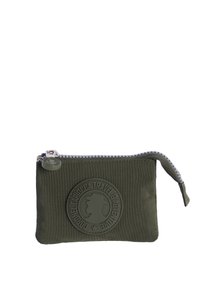 Funda de tela verde con una superficie texturizada, que presenta un logo redondo en relieve y un cierre con cremallera con una pestaña de tela.